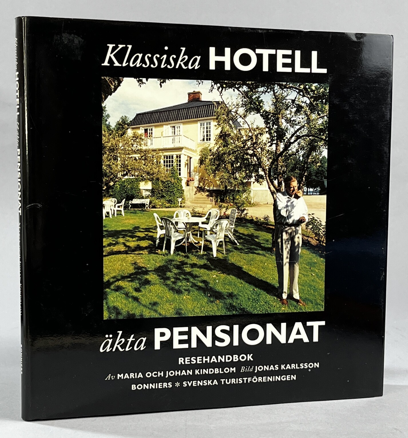 Klassiska hotell & äkta pensionat. En resehandbok. Bild: Jonas Karlsson. [Utg. av] Bonniers / Svenska turistföreningen.