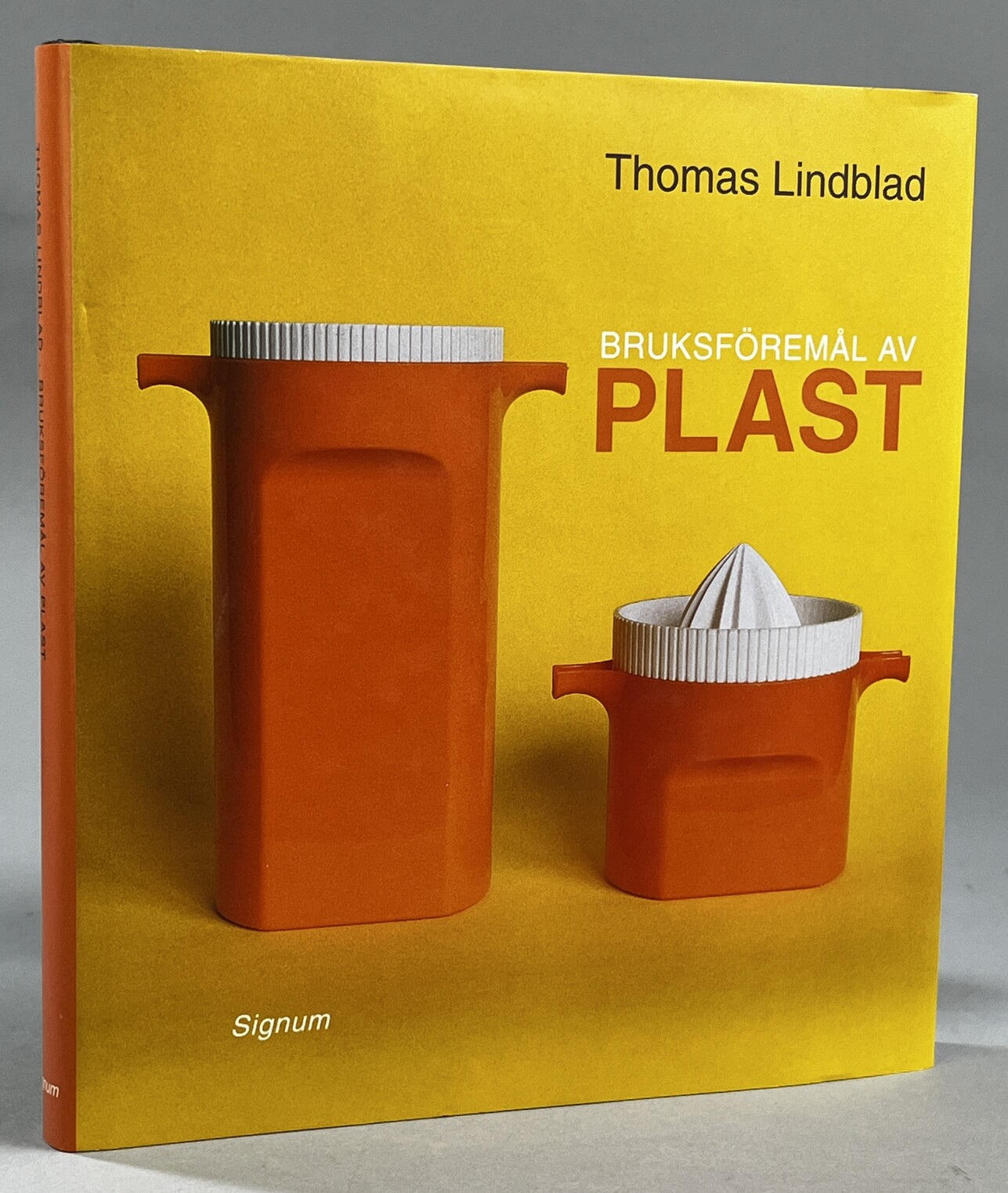 Bruksföremål av plast. Materialen, formgivarna, fabrikerna. [Utg. av] Bokförlaget Signum.