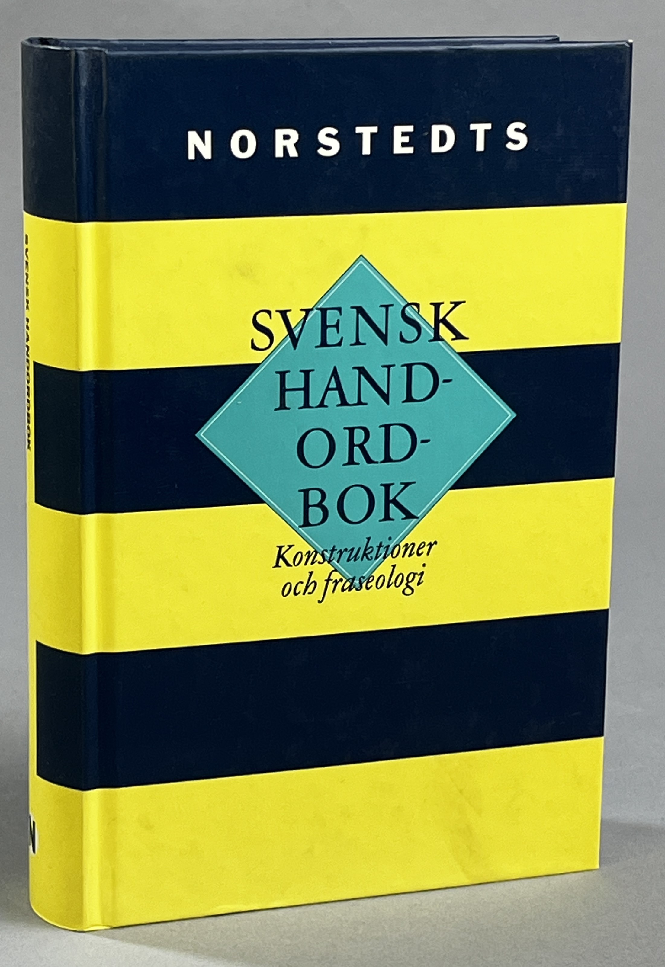 Svensk handordbok. Konstruktioner och fraseologi. [Utg. av] Norstedts Ordbok.