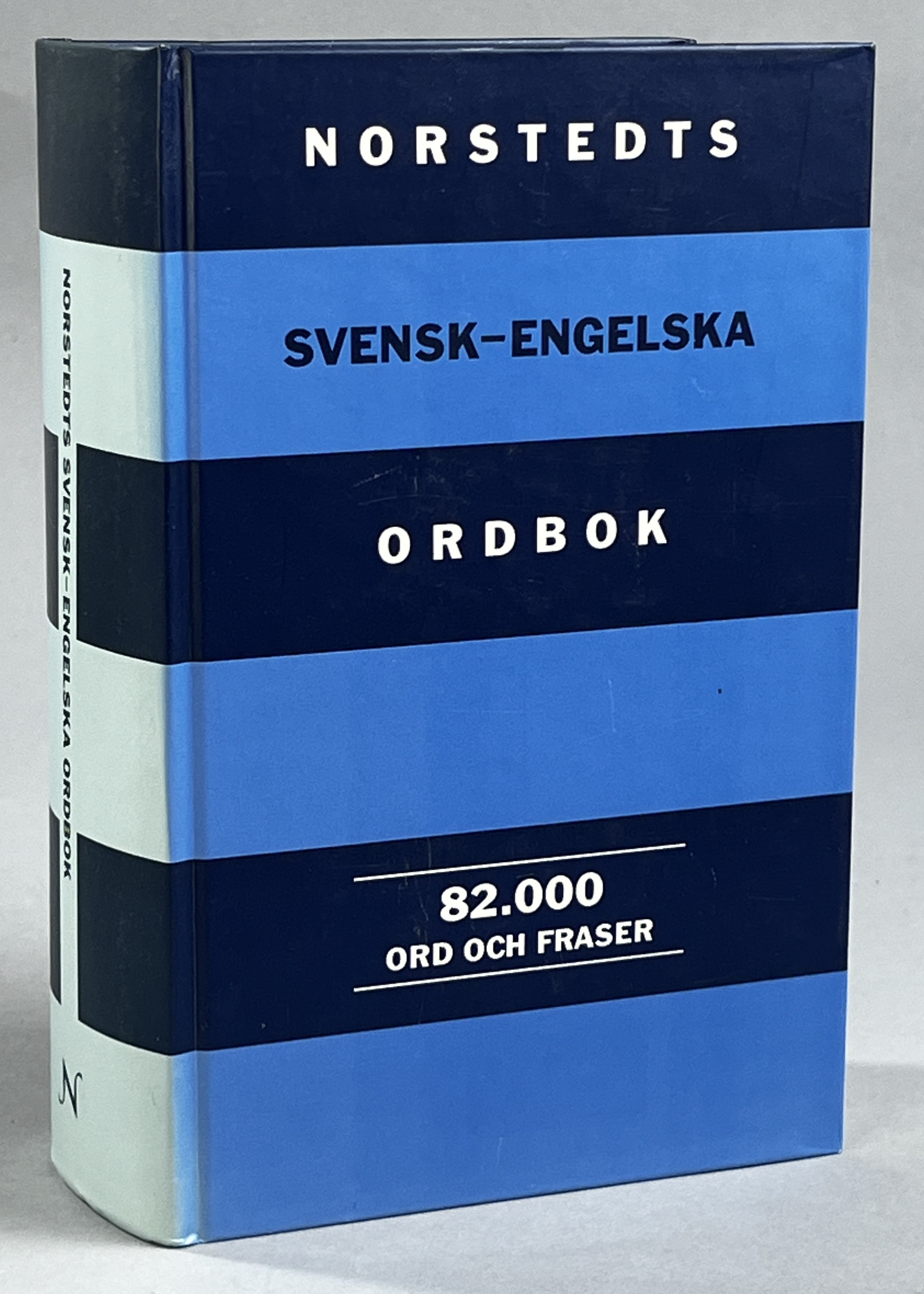 Norstedts svensk-engelska ordbok. [82.000 ord och fraser]. Andra upplagan.