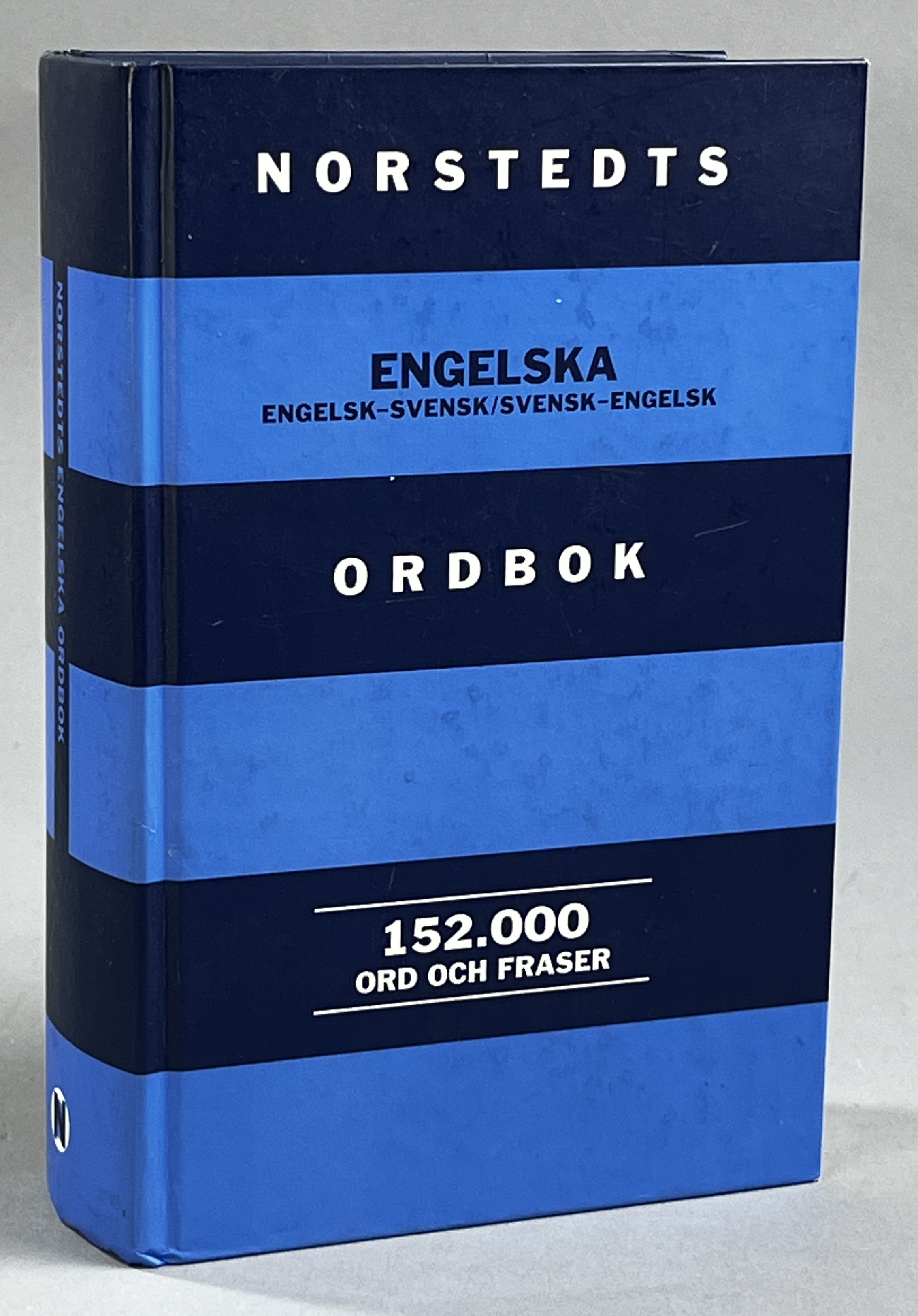Norstedts engelska ordbok. [Engelsk-svensk, Svensk-engelsk]. [152.000 ord och fraser]. Andra upplagan.