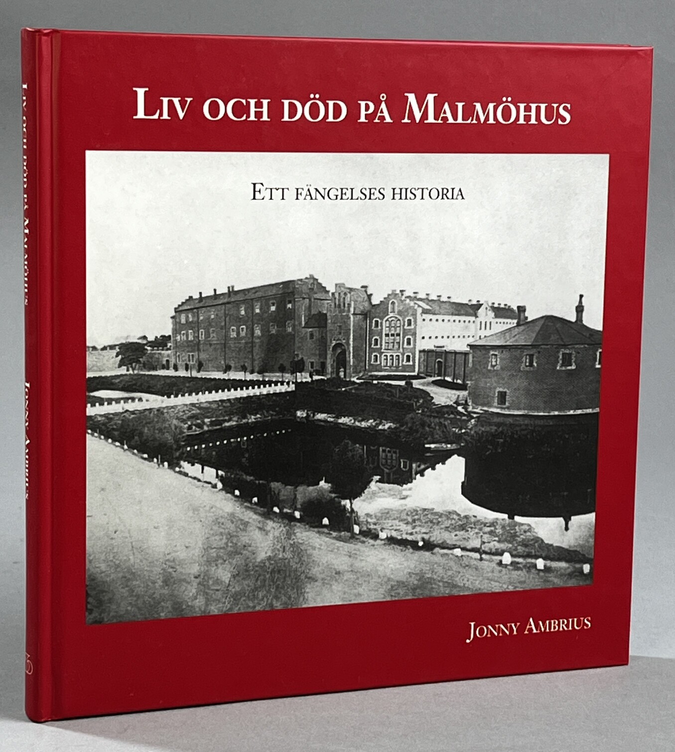 Liv och död på Malmöhus. Ett fängelses historia. [Utg. av] Corona förlag.