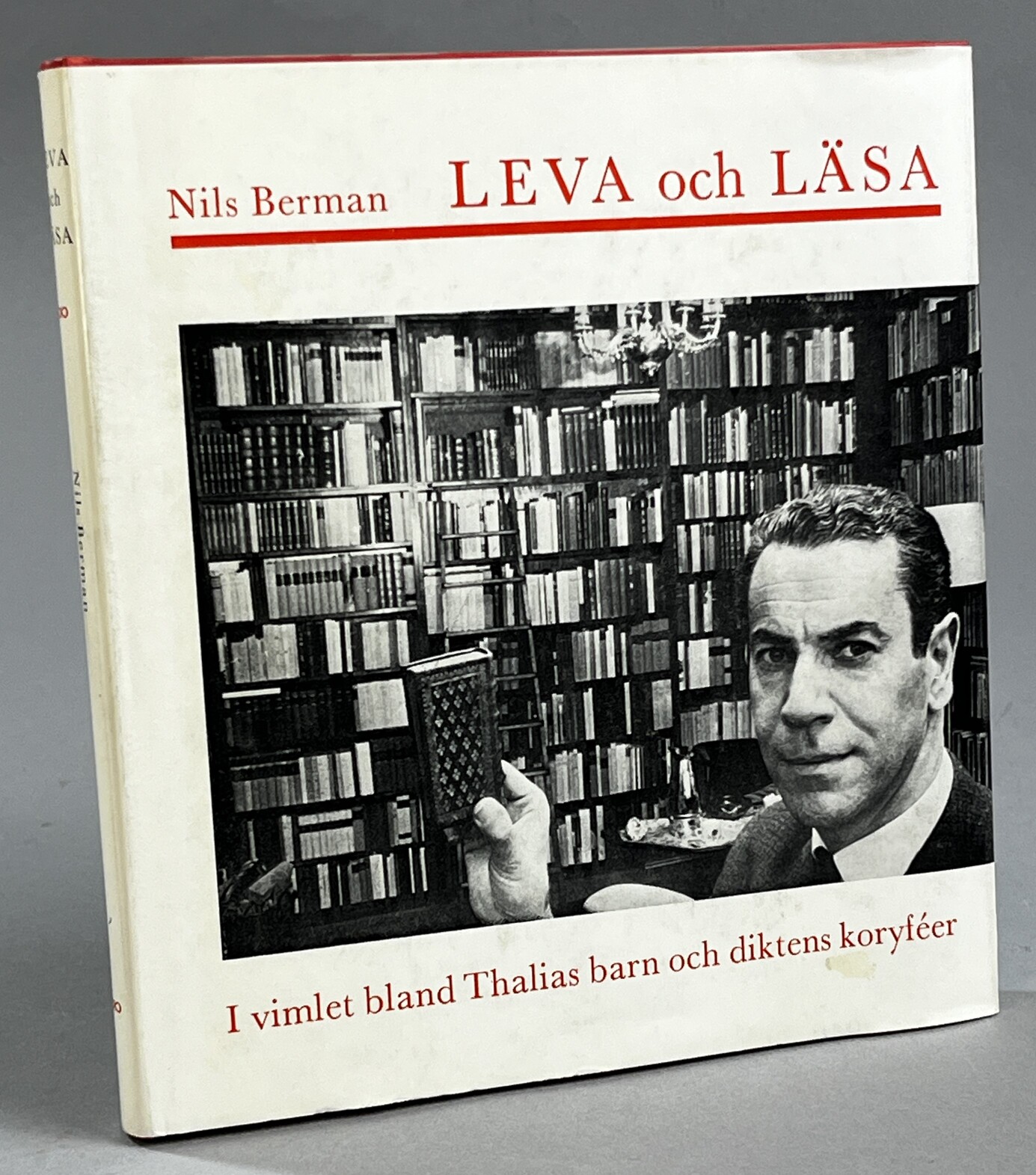 Leva och läsa. I vimlet bland Thalias barn och diktens koryféer. [Utg. av] Rabén & Sjögren.