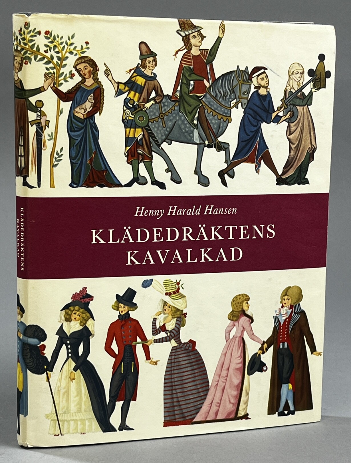 Klädedräktens kavalkad. Illustrationer av Ebbe Sunesen, Mogens Bryder och Kaj Nørregaard. [Översättning: Barbro Ericsson]. [Utg. av] Almqvist & Wiksell.